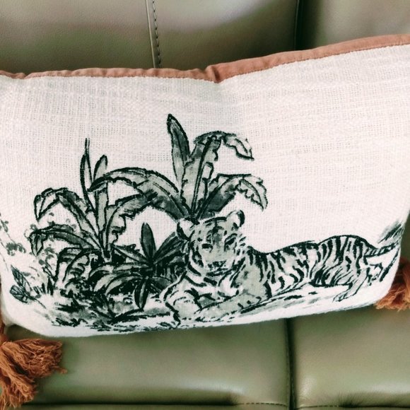 COTTON & VELVET PRINT PILLOW WITH TIGEr IMAGES & TASSELS - Picture 8 of 10